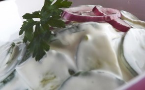 Fokhagymás-tejfölös kígyóuborka saláta