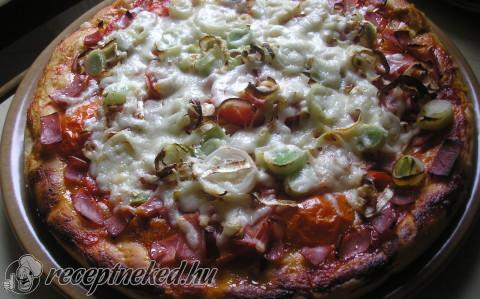 Sonkás-pórés pizza