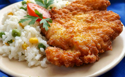 Sajtos-kukoricalisztes bundában sült csirkemell