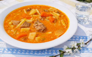 Raguleves, pálinkával flambírozott marhahúsból (Mikszáth módra)