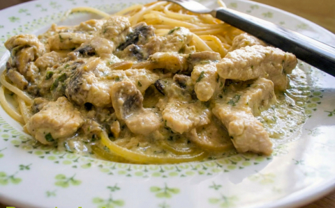 Gombás-medvehagymás tejszínes csirke