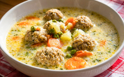 Tárkonyos zöldségleves húsgombóccal