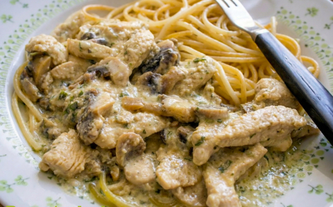 Gombás-medvehagymás tejszínes csirke