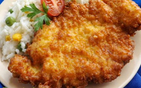 Sajtos-kukoricalisztes bundában sült csirkemell