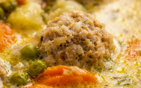 Tárkonyos zöldségleves húsgombóccal