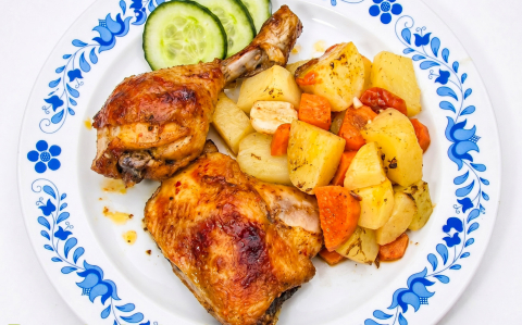 Pikáns csirkecombok zöldséges krumpliágyon