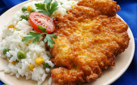 Sajtos-kukoricalisztes bundában sült csirkemell