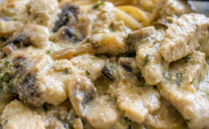 Gombás-medvehagymás tejszínes csirke