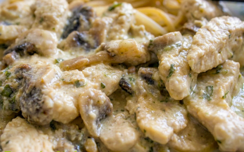 Gombás-medvehagymás tejszínes csirke