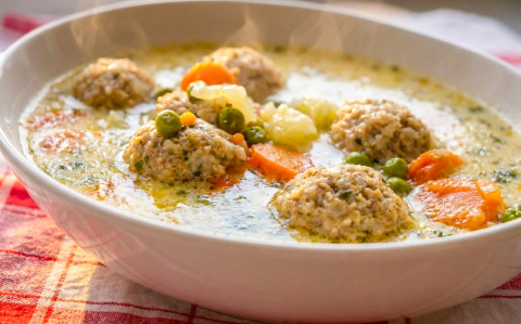 Tárkonyos zöldségleves húsgombóccal