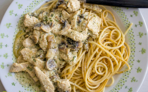 Gombás-medvehagymás tejszínes csirke