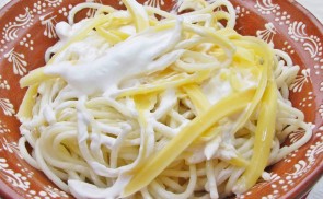 Füstölt sajtos, joghurtos-tejfölös spagetti