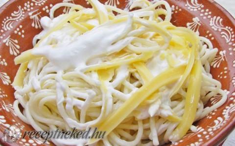 Füstölt sajtos, joghurtos-tejfölös spagetti