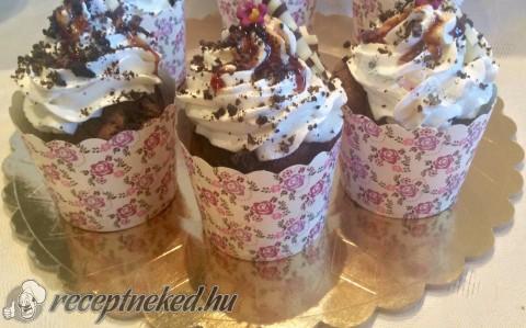 Csokis-oreos cupcake karamellöntettel