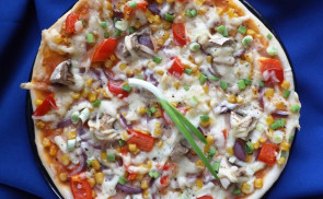 Sonkás-gombás pizza zöldségekkel gazdagon