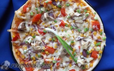 Sonkás-gombás pizza zöldségekkel gazdagon