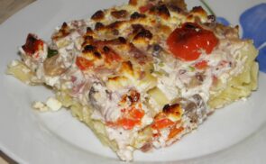 Rakott kecskesajtos tészta