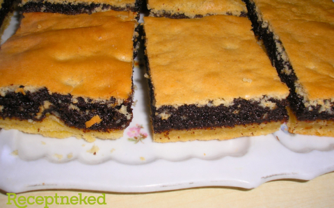 Mákos pite piskótatetővel