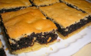 Mákos pite piskótatetővel