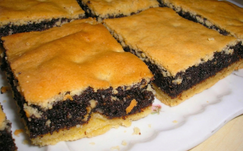 Mákos pite piskótatetővel