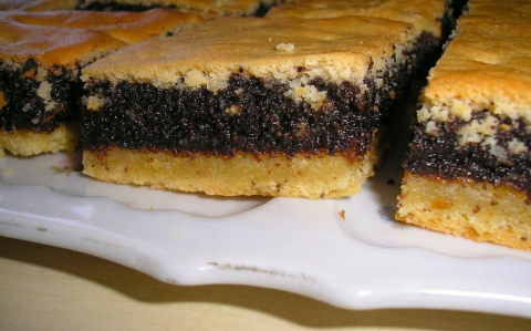 Mákos pite piskótatetővel