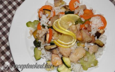 Rizses hal színes zöldségekkel