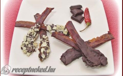 Bacon ropogós csilis csokoládéba mártva