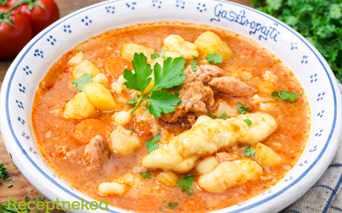 Bográcsgulyás pulykacombból