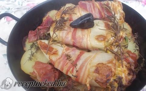 Chilis-medvehagymás vajkrémmel töltött paprika bacon köntösben