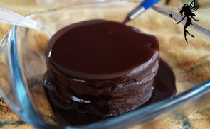 Mikrós süti csokiszósszal