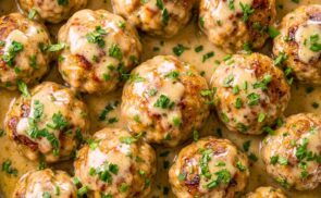 Húsgombócok krémes, petrezselymes mártásban