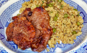 Fűszeres hússzeletek zöldborsós bulgurral