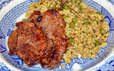 Fűszeres hússzeletek zöldborsós bulgurral