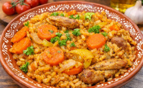 Zöldséges piláf csirkecombbal