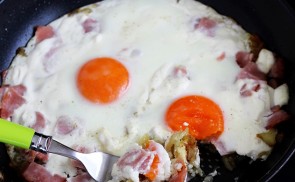 Krumplis-sonkás sült tojás