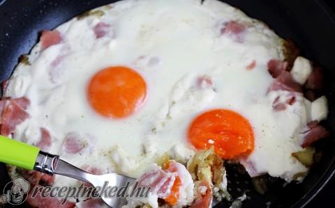 Krumplis-sonkás sült tojás