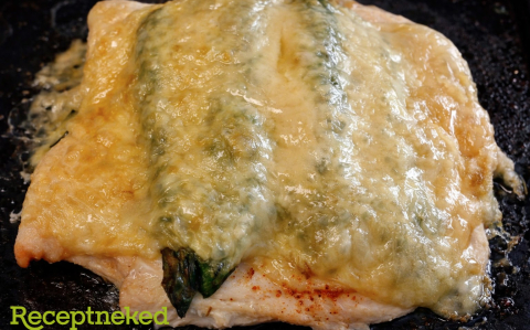 Spárgával, sajttal sütött csirkemell