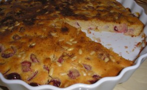 Cseresznyés-mandulás fenyőmagos clafoutis