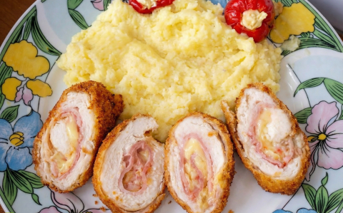 Sajttal-sokával töltött csirkemell tekercs