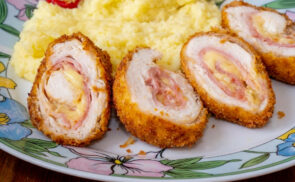 Sajttal-sokával töltött csirkemell tekercs