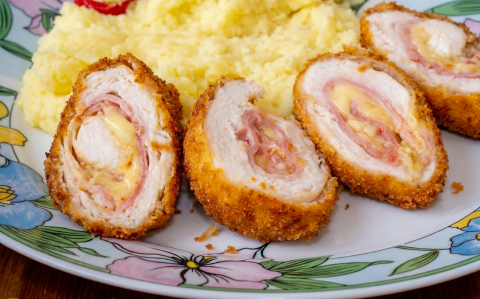 Sajttal-sokával töltött csirkemell tekercs