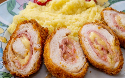 Sajttal-sokával töltött csirkemell tekercs