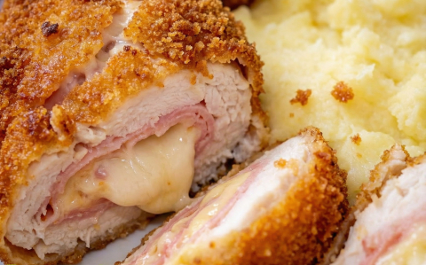 Sajttal-sokával töltött csirkemell tekercs