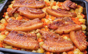 Magyaros sült császár tepsis zöldségágyon