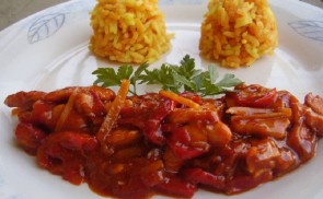 Kínai édes-savanyú csirkemell kurkumás rizzsel