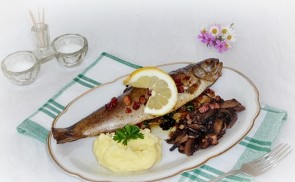 Pisztráng zöldfűszerekkel és baconnel