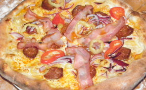 Kolbászos pizza kemencében