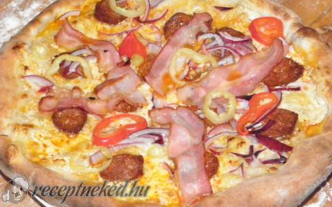Kolbászos pizza kemencében