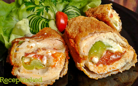 Sajttal, paprikás szalámival és csípős paprikával tötött csirkemell recept fotóval Sajttal, paprikás szalámival és csípős paprikával tötött csirkemell