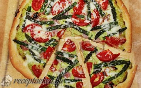 Pizza spárgás-sonkás-paradicsomos feltéttel